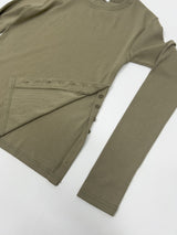 One-slit button tension t-shirt