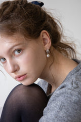 Curved line pearl drop earring