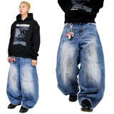 色褪せしないワイドなデニムパンツ