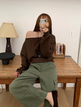 [MADE] Stern hip-to-way off-shoulder sweatshirt