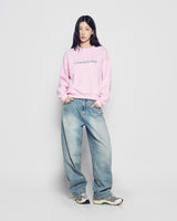 25FW WOMAN ラウンドフォントレタリングクロップスウェット ライトピンク