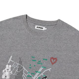 KIRSH X TOKYO シティアートワークTシャツ【グレー】