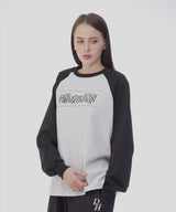 ユニセックススタックロゴラグランTシャツ