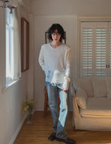 Reverse damage V-neck knitwear