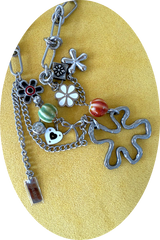 Kitsch flower drop necklace