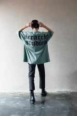 Hierarchy Studios - ダスティーグリーンロゴオーバーサイズTシャツ