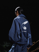 RELABEL 24AW クリサリス - かさぶたブルー パッチワーク ハーフハイ スタンド カラー バットウィング スリーブ シルエット プリント ジャケット