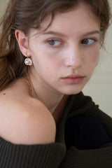 Gold beige pearl point knit earring