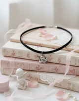 [IDLE Shuhua Necklace] プチエンジェルチョーカーネックレス - シルバーカラー