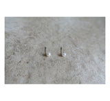 Tiny flat pearl earrings (silver925)