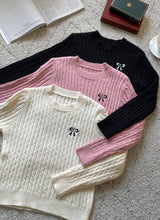 ジェノリボン刺繍ケーブルニット