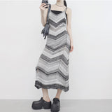 [NONCODE] V-patterned sleeveless dress