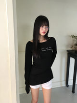 Cumen lettering lip neck slim long sleeve t-shirt