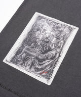 カオス ワッペン ピグメント Tシャツ (チャコール)