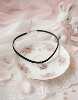 [IDLE Shuhua Necklace] プチエンジェルチョーカーネックレス - シルバーカラー