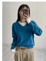 Raccoon V-neck loose-fit knit