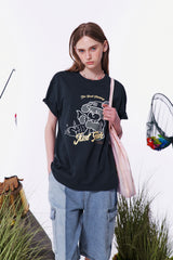 フィッシングウィティーバニーグラフィックルーズフィットTシャツ [NAVY]