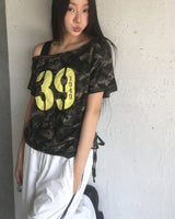 レイカモナンバープリントオフショルダーシャーリングTシャツ