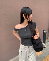 Azピグメントウォッシングアンバランスワンオフショルダーボタン半袖Tシャツ