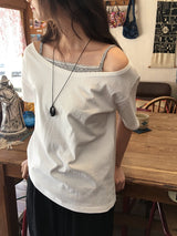 ユリミワンオフショルダールーズフィットTシャツ