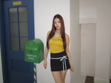 イエローレタリングパッドスリーブレスTシャツ