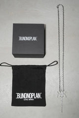 プリーツロゴラインストーンネックレス
