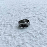 バーティカル エングレイブド ワイド リング