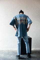 Hierarchy Studios - ワイドエヴィルロゴダスティーブルーオーバーサイズTシャツ