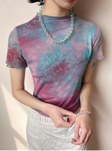 A半袖Tシャツウィズ ア ハーフハイカラー, レギュラーショルダー, プリンティドパターン, アンドレースエラスティックイヤーシェイプドトリムズ