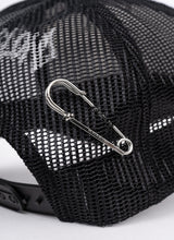 BBD グラフィティメタルロゴトラッカーメッシュキャップ (Black)
