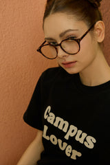 エンボスキャンパスラバーブラックショートスリーブTシャツ [Unisex]