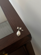 Kairosroom Ribbon and Shell Pearl Earring