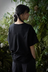 ESSENTIAL PLEAT U-NECK 1/2 TEE (Black)