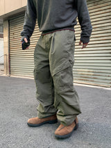 Curved diagonal cargo banding pants
