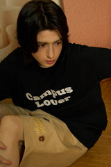 エンボスキャンパスラバーブラックショートスリーブTシャツ [Unisex]