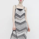 [NONCODE] V-patterned sleeveless dress