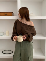 [MADE] Stern hip-to-way off-shoulder sweatshirt
