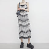[NONCODE] V-patterned sleeveless dress