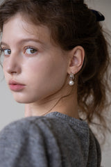 Curved line pearl drop earring