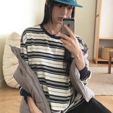 シンディーストライプオーバーサイズフィットラウンド長袖Tシャツ