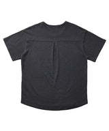 EエッセンシャルプリーツUネック 1/2 Tシャツ (Charcoal)