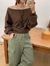 [MADE] Stern hip-to-way off-shoulder sweatshirt