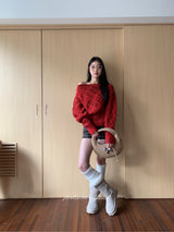 Red gradation off-balance shoulder knitwear