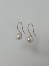 Sunday pearl earring (silver)