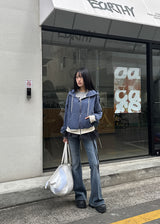 グレーのローブーツカットデニム