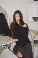 Chic black unbalanced off-shoulder knitwear