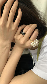 Black metal twinkle dot ring
