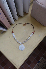 LUCENT SHELL FLOWER NECKLACE