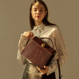 LAZEL CROC フラップトートレザーバッグ / Wani Burgundy