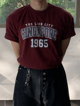 1965 シンガポールレタリングショートスリーブTシャツ